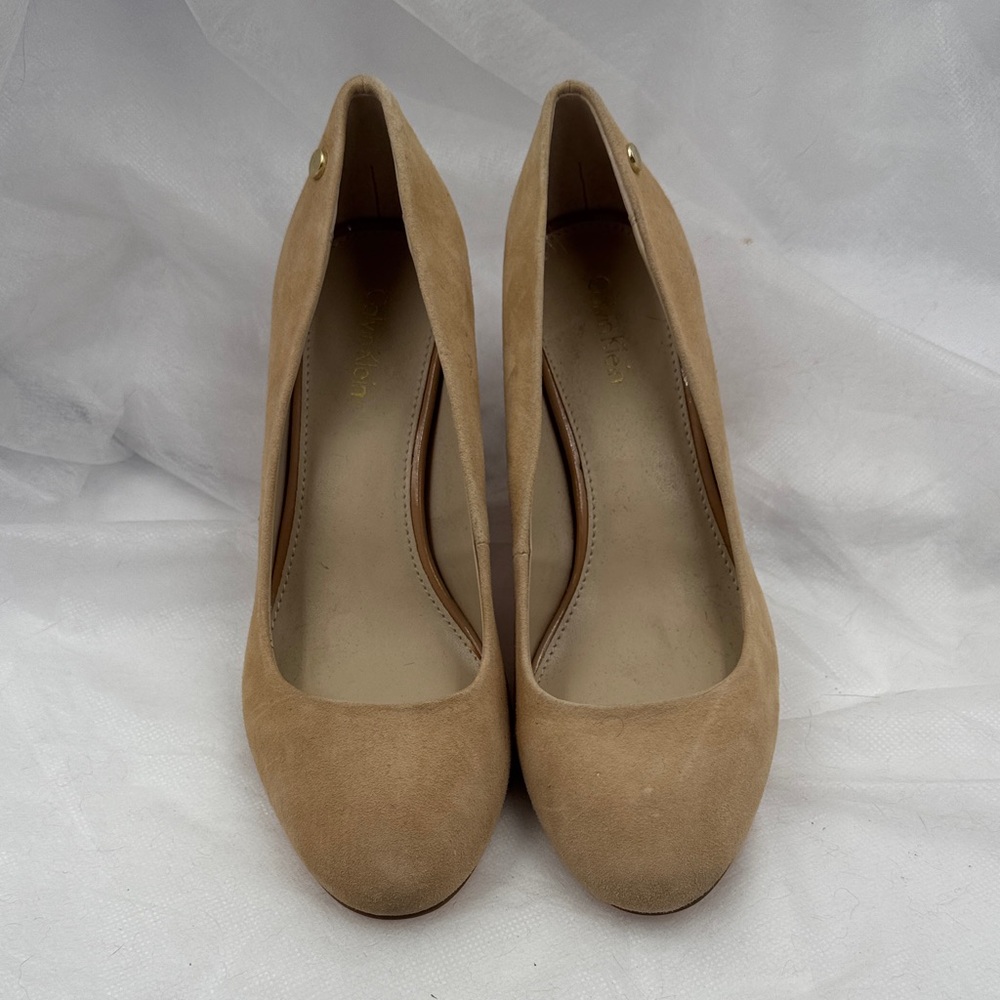 Calvin Klein Kasey cream suede pumps sz US 7/ EU 37/